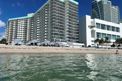 Image de Huge Corner Unit- Charming 2-2 bedroom Condo in Hollywood Beach on Ocean Side