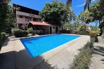 Image de Charming 2-bedroom condo with Ac, Fast WiFi, 5 Minutes Walk to the Beach!