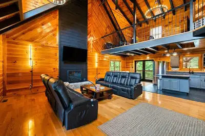 Image de Family Cabin | Hot Tub, Game Loft, & Gorge Trails!