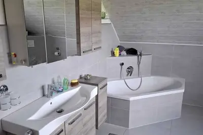 Image de Large, cozy and family-friendly vacation apartment with balcony and garden