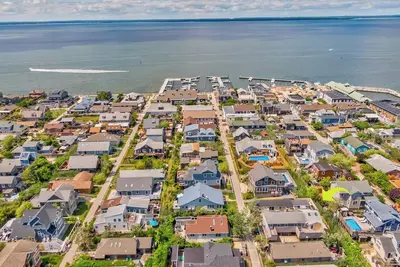 Image de Autism-Ready Family Oasis steps away from the Beach