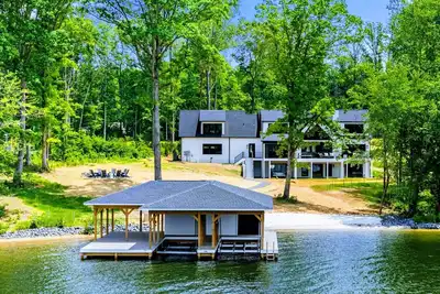 Image de New 6br Lakefront Lake Anna, Beach, Dock, Deck Views