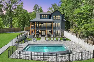 Image de 10br Vista Pointe Estate, Lakefront Luxury w/ Heated Salt Pool, Hot Tub, Dock!