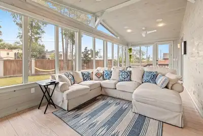 Image de Luxurious 6-Bedroom Grand Residence with Multiple Living Areas - Designer Home
