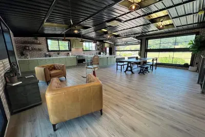 Image de Modern Luxe Barn Loft with Hot Tub in Wine Country