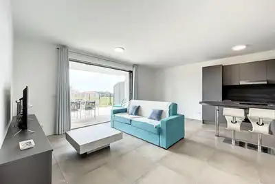 Image de Superbe appartement climatisé avec terrasse et terrain à 5 mn de la plage à pied