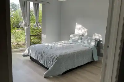 Image de Quiet master room with private bath