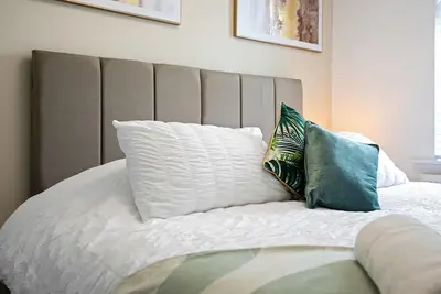 Image de Luxury 4 Bedroom, 3 Bathroom House Long term stays Driveway Garden-Gatwick Horley