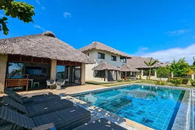 Image de Villa en bord de mer avec piscine à débordement et plage privée