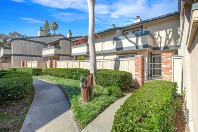 Image de Entire townhouse 1. 5 miles from the beach!