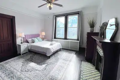Image de Newly Renovated Gaslight Clifton stay— Steps to Ludlow Ave - 4bd/2ba
