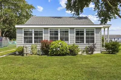 Image de Charming 2-bedroom cottage short walk to beach located at Chalker Beach,