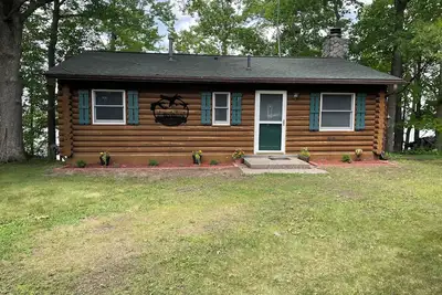 Image de Beautiful, clear water lakefront 2-bedroom cabin on Horseshoe Lake pet friendly