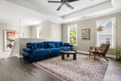 Image de Home Away From Home- Walkable, Parking & Central