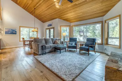 Cozy 3/2 with new beds, updated baths and kitchen, cozy fireplace-Sharc