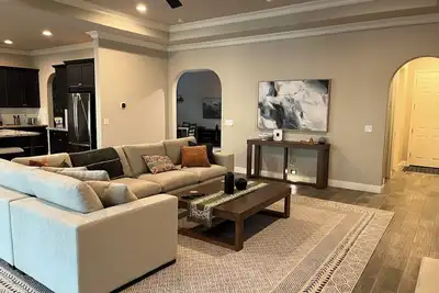 Image de Luxury 3, 000 sq. ft. Single-Story Home in a Premier Clovis Neighborhood