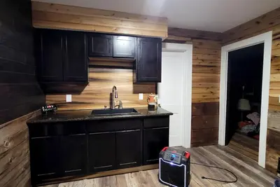 Image de 1-bed on 1 acre complete remodel. Cabin like interior. . . . unique.