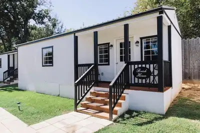 Image de The Brickhouse - Modern Brick House Themed Cottage w/ Access to Pool and Hot Tub