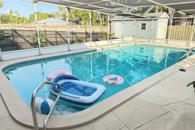 Image de Gorgeous Pool Home Central Location! Family and Pet friendly!
