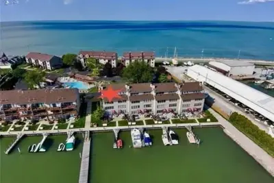 Image de Penthouse condo in Port Clinton - walk to JetExpress/Downtown - Dock available