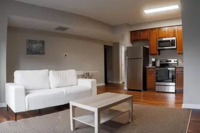 Image de Luxury Stunning 1Bdr+Den by metro 3 Id135