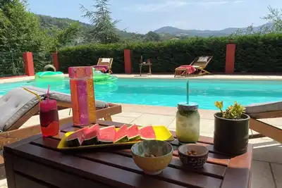 Partie de villa provençale avec piscine à 15min de Nice 6 pers. animaux acceptés