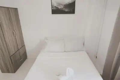 Image de Chambre confortable avec balcon dans un condo à Iloilo City