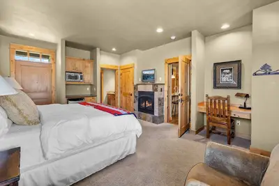 Image de Elegant Cabin Retreat at Brasada Ranch | Golf Views, Private Decks & Resort Perks