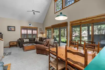 Image de Charming Sunriver Cabin | Hot Tub, Seasonal Pool, Pet-Friendly & Family-Friendly Bunk Room