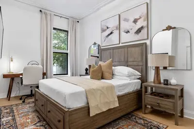 Image de 2br/2ba in Historic Brownstone near Subway