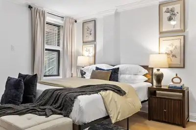 Image de Classic Brownstone Living: 2br w/ Private Yard