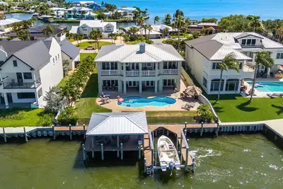 Image de Gorgeous Direct Riverfront Pool Home W/ Private Balcony, Movie Room, & Fire Pit!