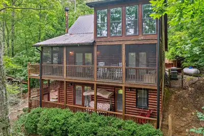 Image de Pet Friendly Cabin on Fightingtown Creek 10 minutes from downtown Blue Ridge