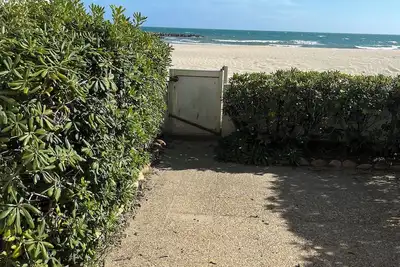 Image de Carnon. Location F3, première ligne. Les pieds dans l’eau