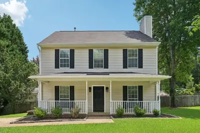 Image de Beautiful home in the heart of Holly Springs -just steps from Womble Park