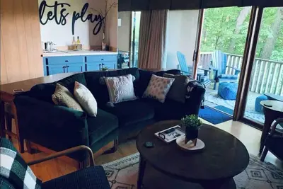 Image de Stylish/Spacious/Comfy Retreat: Golf-ski-swim-hike. 2 Suites/4 beds/3 bathrooms.