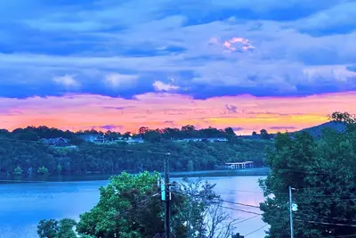 Image de Charming Cabin, picturesque view, trailer parking, 2 min walk to lake, Ac, WiFi!