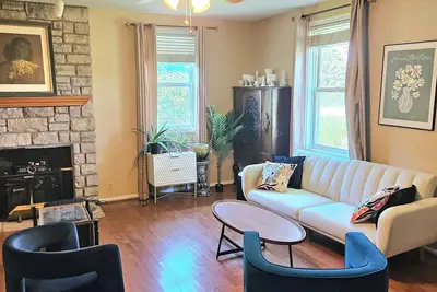 Image de Charming 3-bed/ 2-bath home w parking central to Downtown and Spooky Nook Sports
