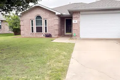Image de Dream away in this charming 3 beds home with split bedrooms for added privacy.