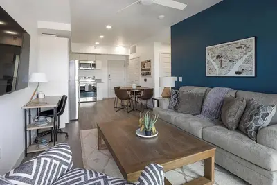 Landing | Stunning 2bd, Pool, Gym