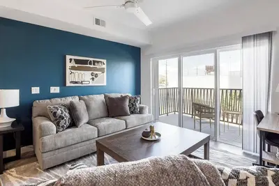 Landing | Stunning 2bd, Pool, Gym