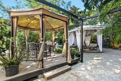 Image de House of Lotus-Cottage house w/ tropical backyard & amenities- Near Pbi & beach