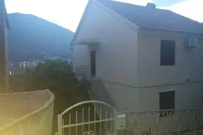Image de Appartement de vacances Dobrota pour 1 - 3 personnes avec 1 chambre à coucher - Maison jumelée
