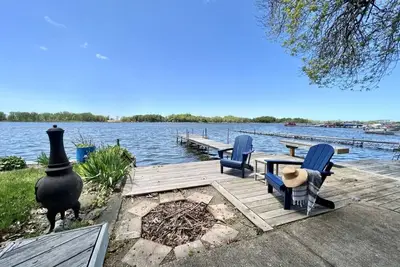 Image de Beautiful 3 Bedroom Lake House with Tiki Bar
