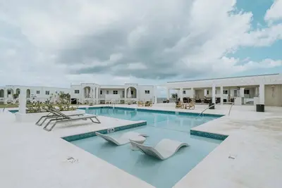 Image de Sunset Point - New Oceanfront Luxury 3 Bed Condo  with Stunning Views and Diving