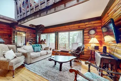 Image de Lake house with large deck & firepit- steps to Lake Luzerne