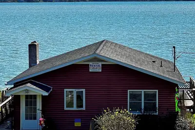 Image de Breezy Lake Front Living/One of a kind backyard/ Fire pit/Kayaks/Nature/Wineries
