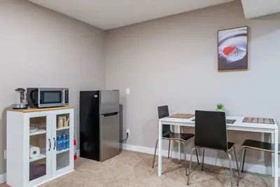 Image de Cozy Basement: Your Private 1-Bedroom Haven