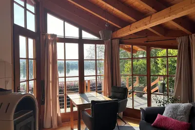 Image de Cozy vacation home with terrace, located directly on a fishing lake.