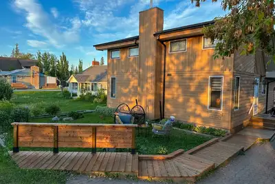 Image de Pine Peaks Cabin - Rustic Family Getaway • Steps to Lake • Hot Tub + Bunk Rooms